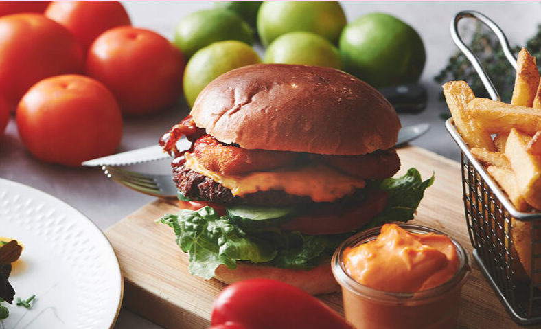 Sandwich og burger fra frokostmenuen hos Café Oscar